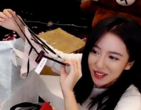 呆妹儿被爆不雅直播视频，线下素颜照片被爆料，呆妹儿早期黑历史