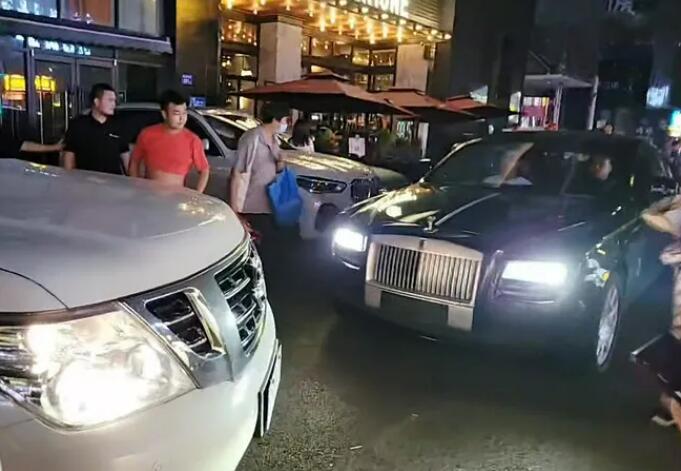 虎牙集梦小胖打架视频事件，路人视角还原过程，用法拉利劳斯莱斯堵车