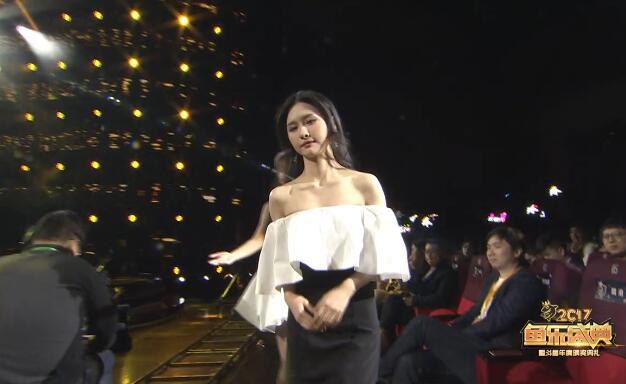 斗鱼年度总冠军阿冷发表获奖感言：这奖应该颁给身后支持她的人