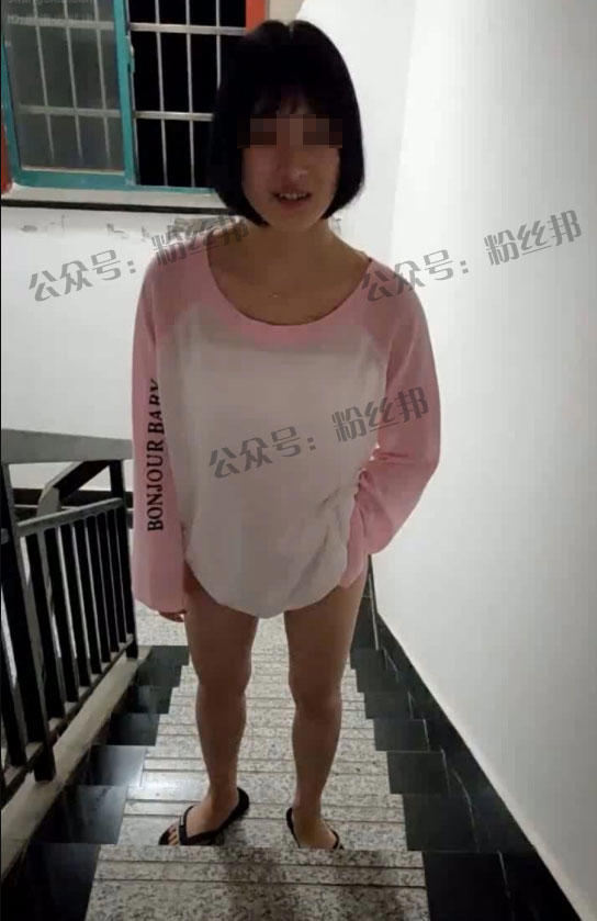 抖音白醋少女楼梯间视频事件，各种照片资源种子疯传，主角回应不是本人