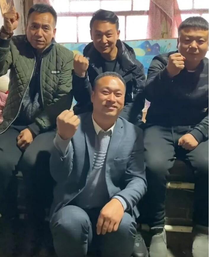 抖音张同学个人资料简介，张同学真实身份被扒，其导演身份有团队遭实锤