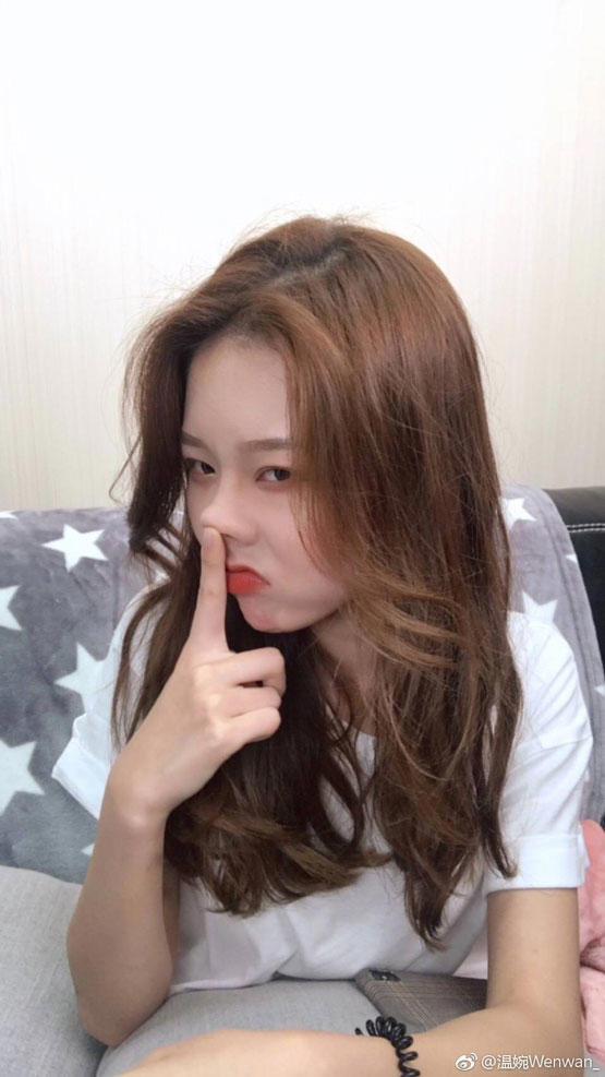 温婉一直播直播视频回放地址 温婉微博直播回应整容露大腿黑历史