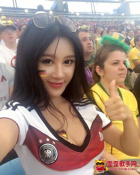 中国美女观战德国 乳神樊玲胸部竖夹手机PK法国乳神