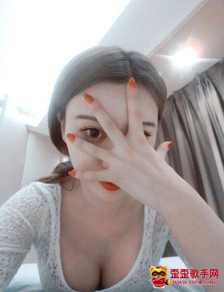 中国美女观战德国 乳神樊玲胸部竖夹手机PK法国乳神