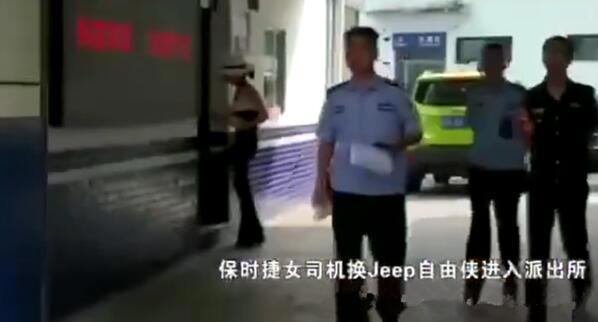 重庆保时捷女车主低调开着“柠檬绿”jeep车办事 穿着霸气信心十足