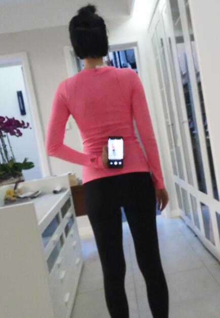 主持李艾怀孕在微博发文晒出孕肚照 怀孕还那么瘦只胖肚子