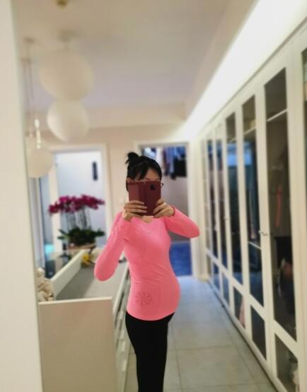 主持李艾怀孕在微博发文晒出孕肚照 怀孕还那么瘦只胖肚子