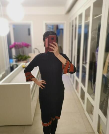 主持李艾怀孕在微博发文晒出孕肚照 怀孕还那么瘦只胖肚子