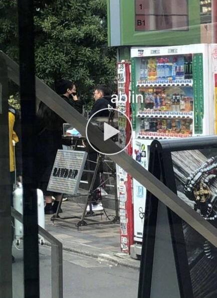 李易峰王思聪同游日本照片被爆出 两人街边闲聊现场图确定是朋友