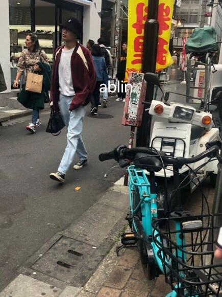 李易峰王思聪同游日本照片被爆出 两人街边闲聊现场图确定是朋友