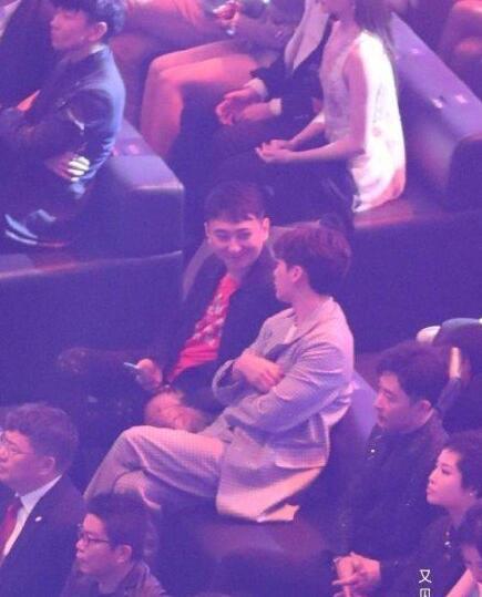 李易峰王思聪同游日本照片被爆出 两人街边闲聊现场图确定是朋友