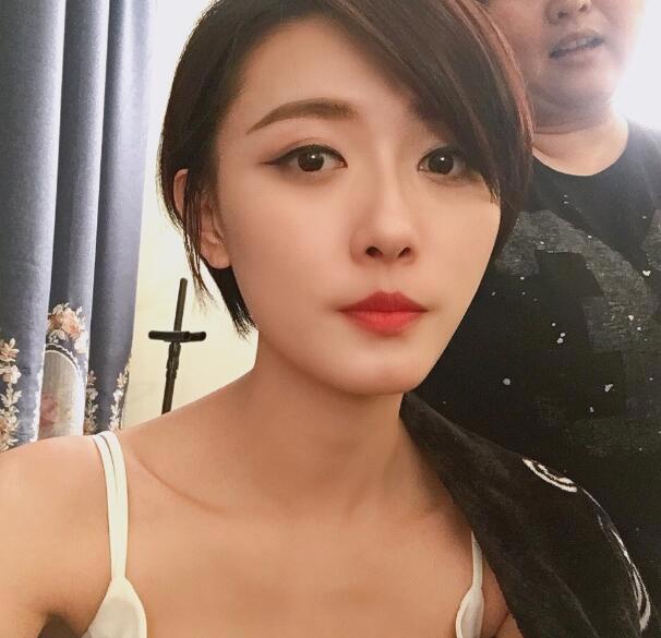 抖音聂小雨个人资料微博图片 极具御姐范的气质女神聂小雨写真