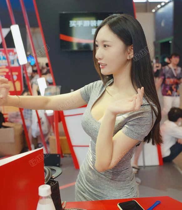 斗鱼小小玉酱微博又永封了，开通新微博“抱走奶玉”，写真铁粉不请自来