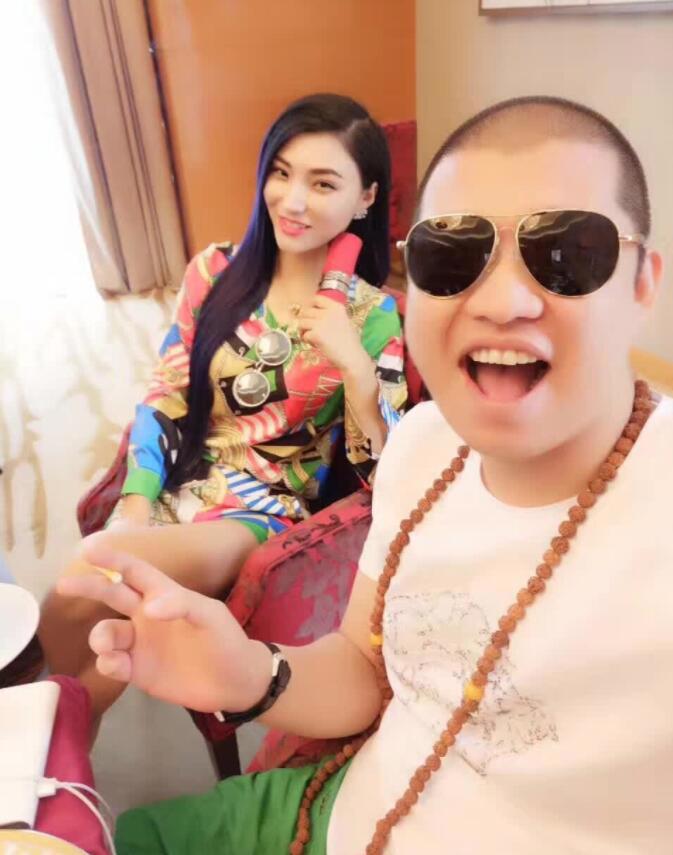 快手驴嫂平荣个人资料 二驴老婆平荣生活照图片微博写真