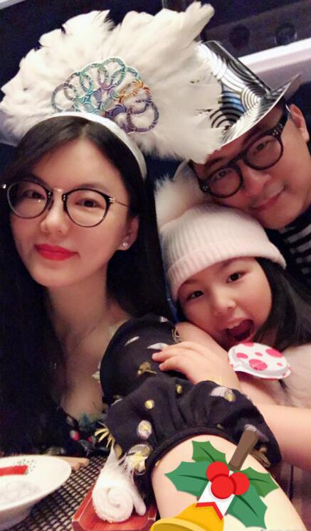 李湘炫富大晒一家三口合照 王诗龄手链价值5万元？