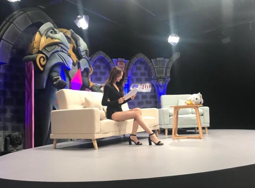 斗鱼主播饺子君SAMA解说尬聊英雄联盟火遍全网 真的太美了