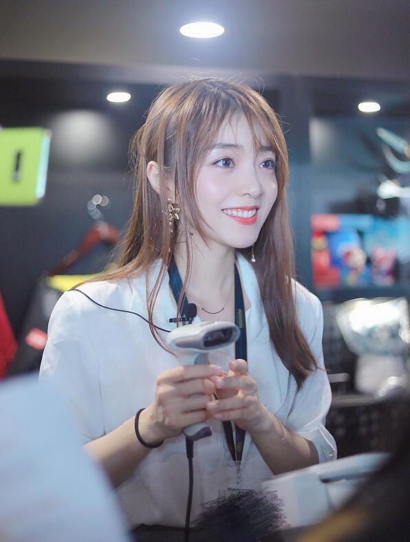 斗鱼余霜YSCandice个人资料简介 LPL解说段余霜微博照片写真