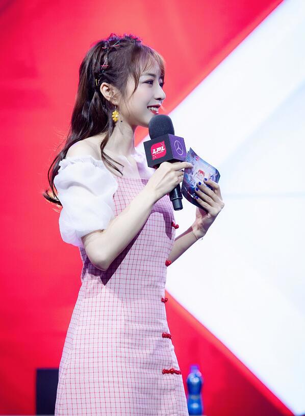 斗鱼余霜YSCandice个人资料简介 LPL解说段余霜微博照片写真