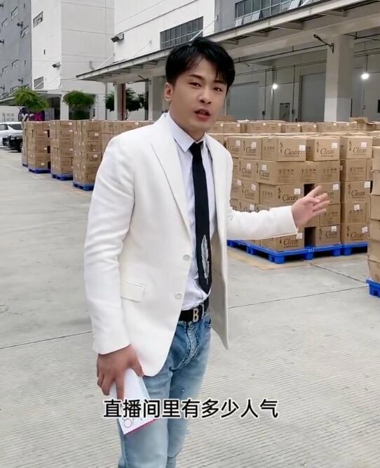 辛巴单膝下跪高调复出，巨资“点亮”多个城市，首秀人气是涨还是跌呢