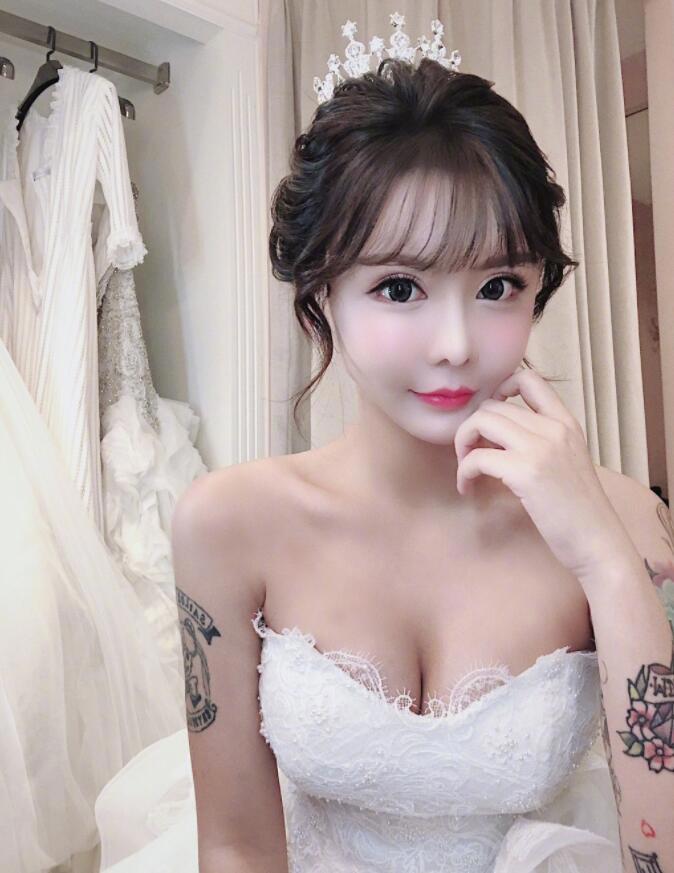 网红韩安冉以前的照片，韩安冉整容多次，她整容以前长什么样？