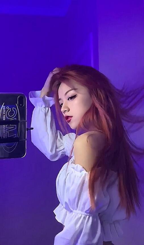 刀小刀sama个人资料简介，因抖音甩头发换装视频爆红，素颜照片壁纸