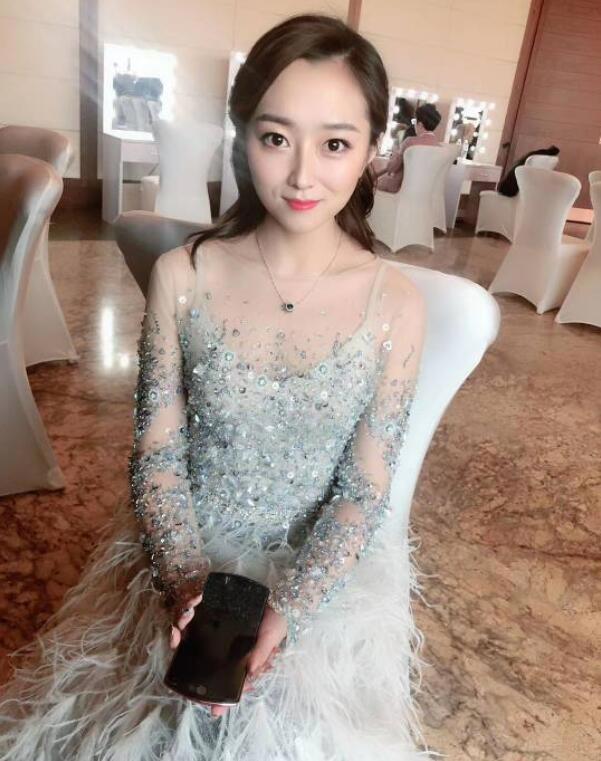 YY主播月儿个人资料简介 YY年度主持月儿直播间微博照片写真