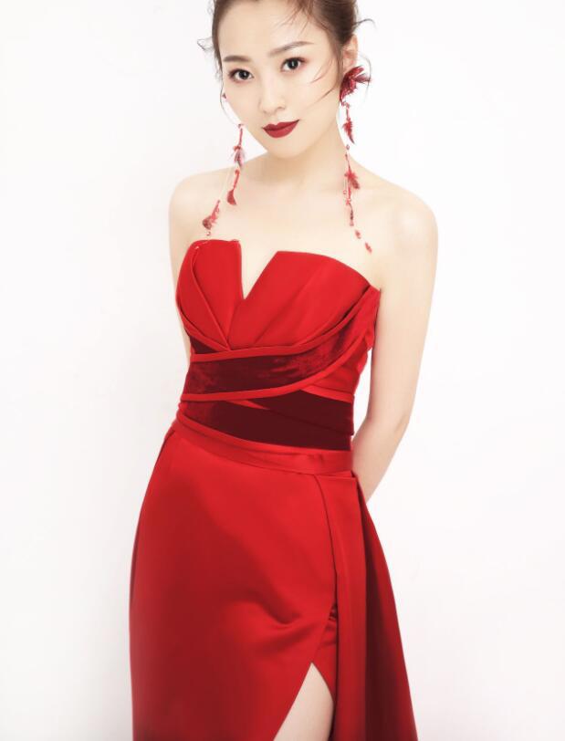 YY主播月儿个人资料简介 YY年度主持月儿直播间微博照片写真