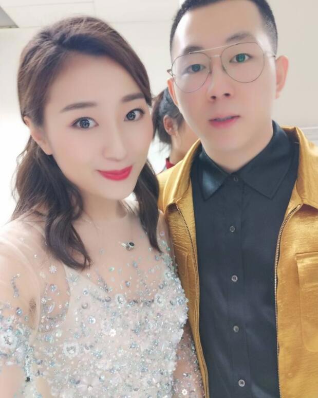 YY主播月儿个人资料简介 YY年度主持月儿直播间微博照片写真