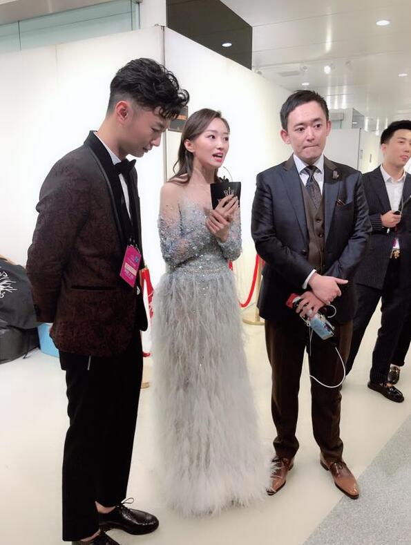 YY主播月儿个人资料简介 YY年度主持月儿直播间微博照片写真