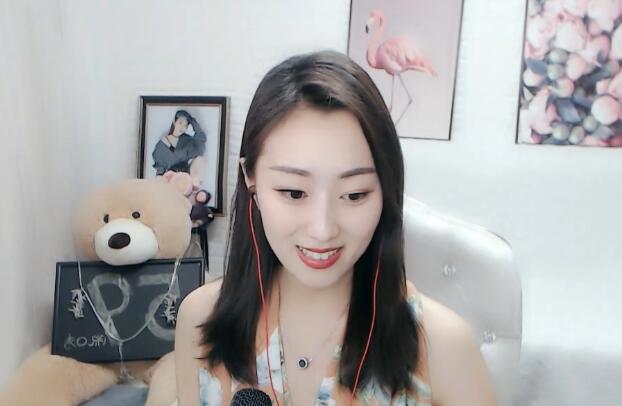 YY主播月儿个人资料简介 YY年度主持月儿直播间微博照片写真