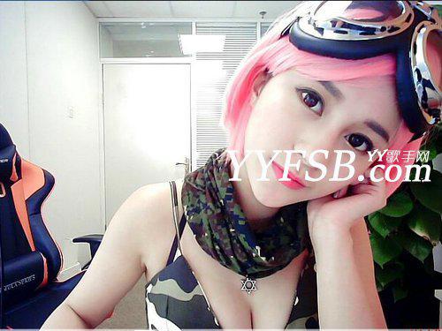 女主播上演游戏COS诱惑 玩家直呼“胸器”难挡