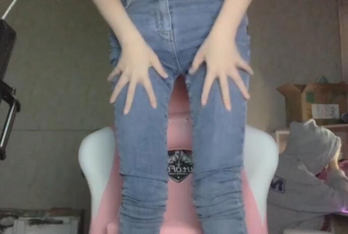 斗鱼一条小团团露脸展示全身，首次全身出镜直播，身材真的不算胖