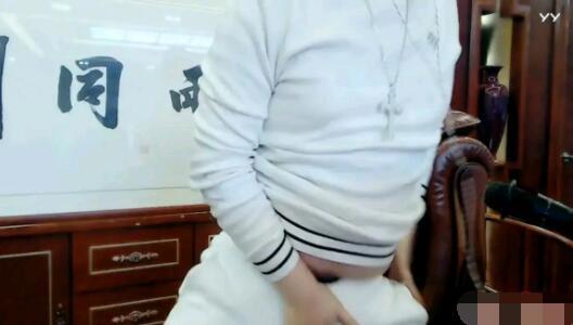 毛哥？效仿芮甜甜追随“冕李”，小洲跳舞走光漏毛，露出底裤违规被封禁