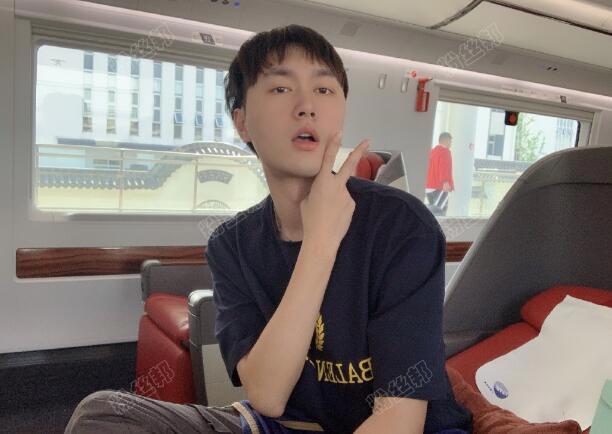 虎牙小小小酷哥个人资料，家庭背景是东阳首富，为何跟前女友朵朵分手