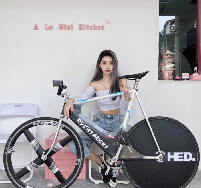 抖音天才小火龙身高资料简介，凭借高颜值百变风格走红，单车价值几万