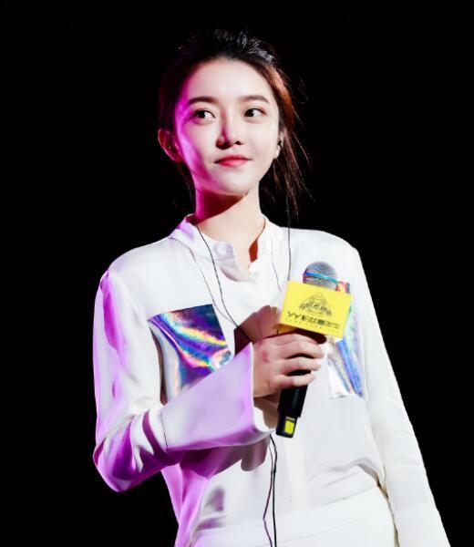 YY年度盛典女主播分组实为“老公组” 细数今年四位夺金女主播