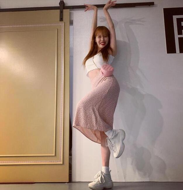 泫雅麻花辫造型性感图片公布 身材完美但是嘴巴被网友质疑有整容