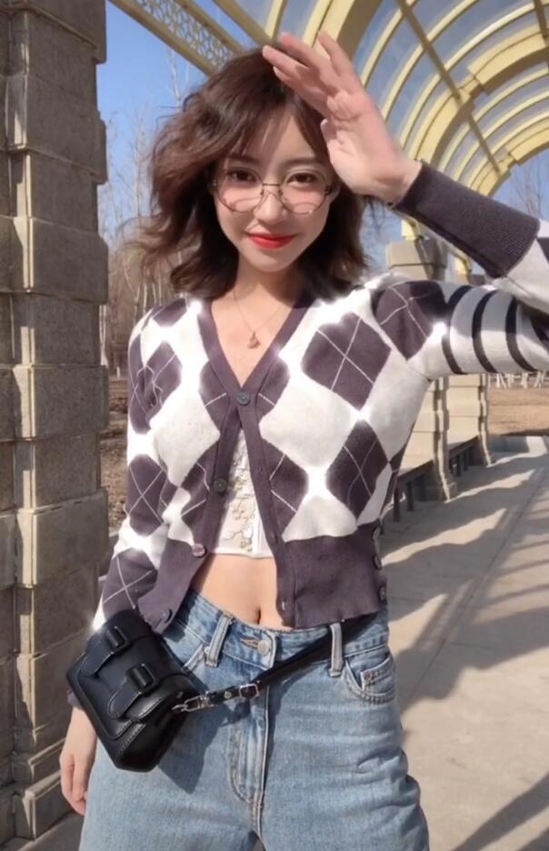 抖音鲨哩哩照片事件，性感扭腰福利视频写真，被传P图合成不雅视频内容