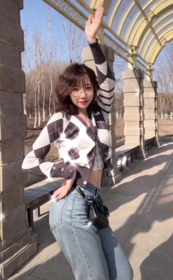抖音鲨哩哩照片事件，性感扭腰福利视频写真，被传P图合成不雅视频内容