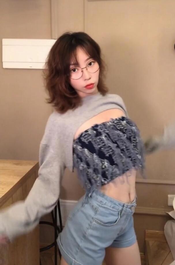 抖音鲨哩哩照片事件，性感扭腰福利视频写真，被传P图合成不雅视频内容