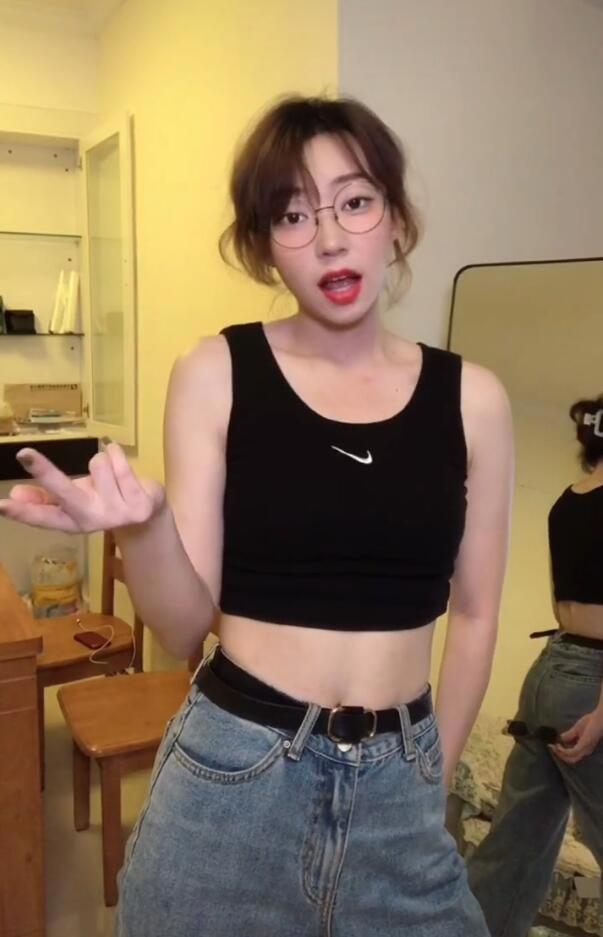 抖音鲨哩哩照片事件，性感扭腰福利视频写真，被传P图合成不雅视频内容