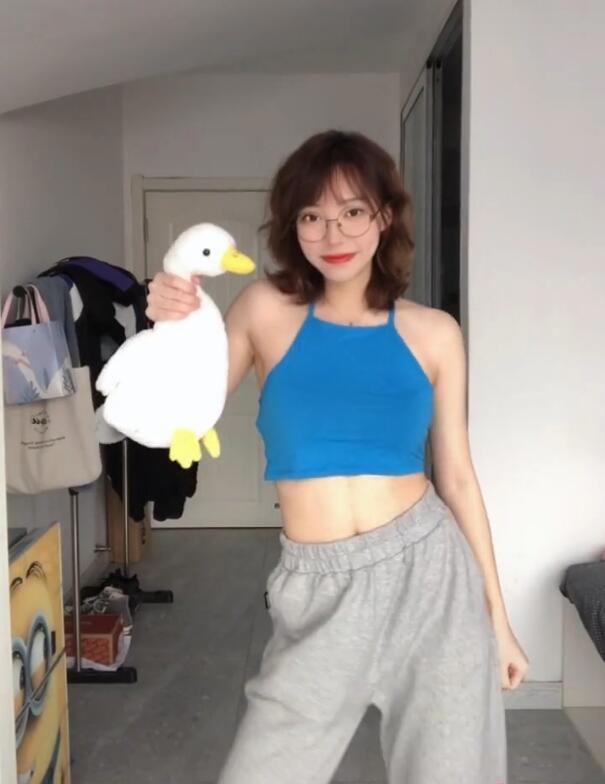 抖音鲨哩哩照片事件，性感扭腰福利视频写真，被传P图合成不雅视频内容