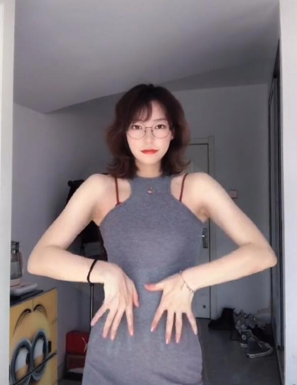 抖音鲨哩哩照片事件，性感扭腰福利视频写真，被传P图合成不雅视频内容