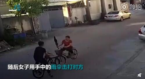 保时捷女司机自行车版视频引起热议 大妈逆行撞人挥雨伞就打