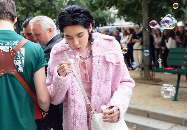 吴亦凡女友回眸妹妹鹿依luna太急了 爆视频炒作上位想出道吗？