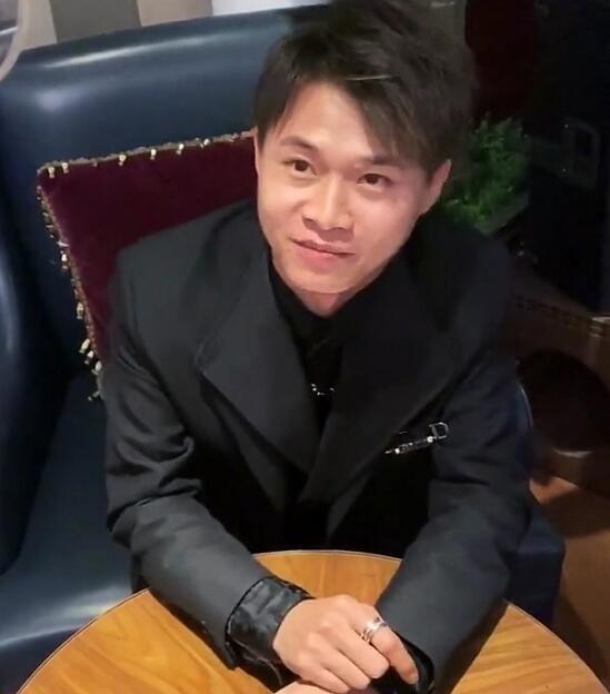 抖音许华升个人资料，公司裁员兄弟各奔东西，转型开工厂卖螺蛳粉