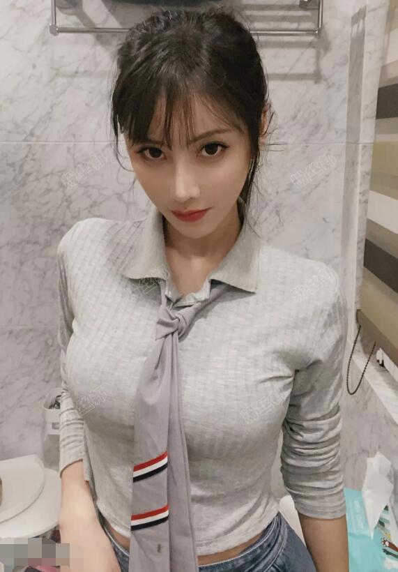 斗鱼狐狸酱大魔王个人资料，给猫洗澡好身材走险些违规，狐狸酱生活照图片