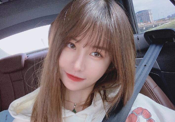 韦神GODV和女友蜜蜂仔结婚，女友mifengaaa照片高颜值，有福气