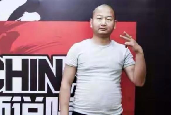 网红giao哥演出被打视频，被打原因是什么，他为何会被人打？