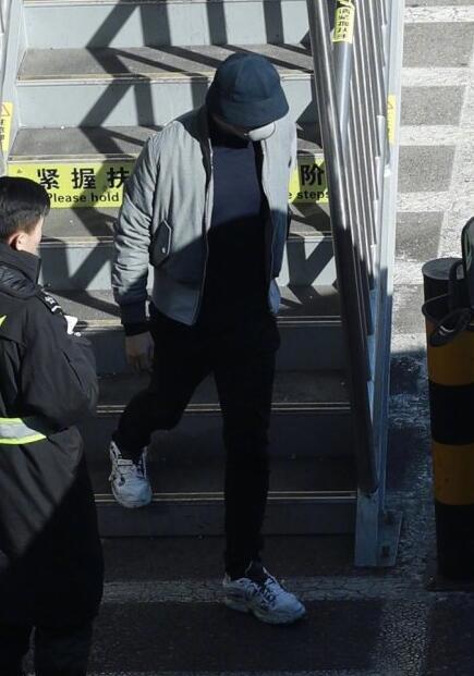 翟天临学术风波后首露面照片 头戴帽子面戴口罩包裹严实不见真容